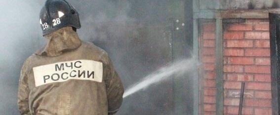 На Ямале сгорели два автомобиля, дом и склад