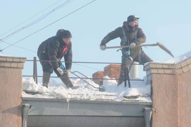 Жителю Мужей снег с крыши повредил автомобиль