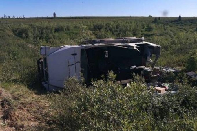 В ЯНАО «Трэкол» кубарем скатился с дороги и потерял крышу