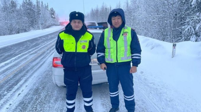 Автоинспекторы помогли мужчине с детьми на автодороге Сургут - Салехард