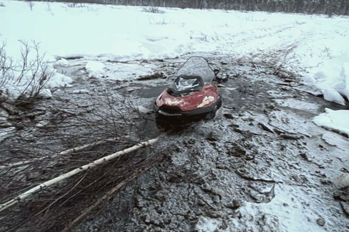 В ЯНАО водитель снегохода провалился и завяз в ручье