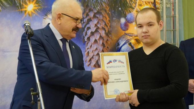 Подростка из ЯНАО наградили за спасение ребенка при пожаре