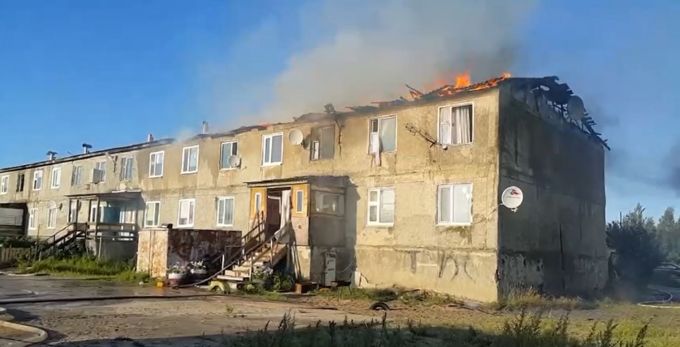 Пожар в Ноябрьске: вспыхнул двухэтажный жилой дом