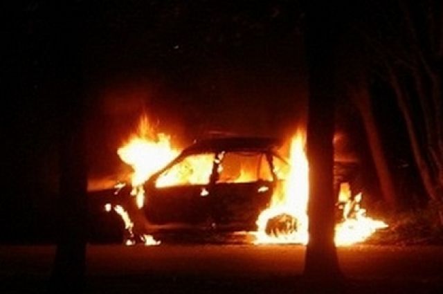 В Ноябрьске в полночь вспыхнул автомобиль