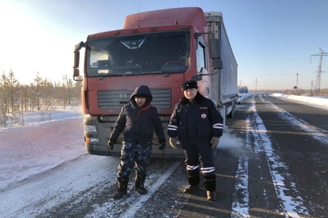 В Губкинском автоинспекторы помогли замерзающему водителю фуры