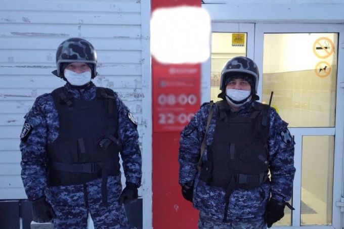 В ЯНАО бойцы Росгвардии угомонили дебошира, который размахивал ножом в магазине