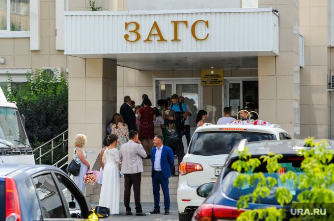 Губернатор подарил семьям ЯНАО полтора миллиона рублей