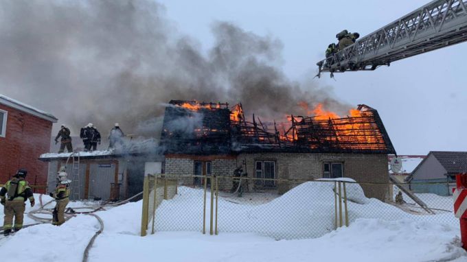 Жители Пурпе лишились крыши над головой из-за крупного пожара