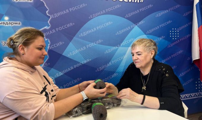 В Пуровском районе вяжут теплые подарки для солдат