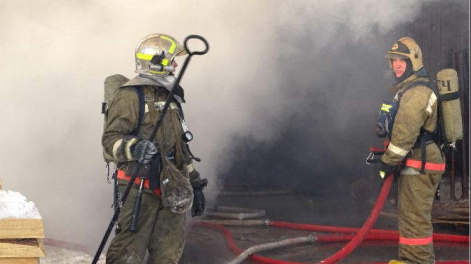В Пуровском районе загорелся жилой многоквартирник