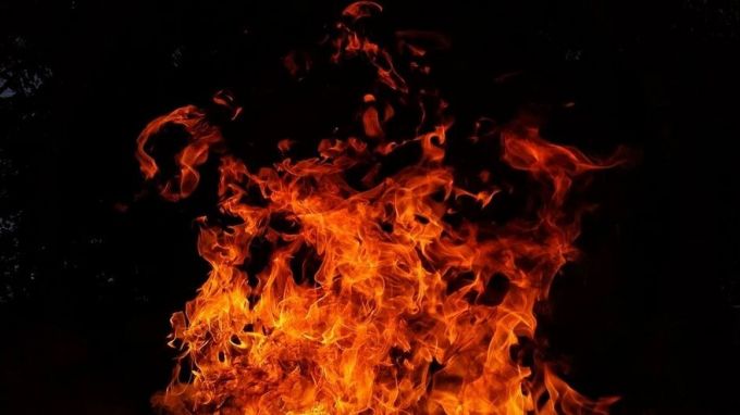Ночью в Новом Уренгое полыхал жилой многоквартирник