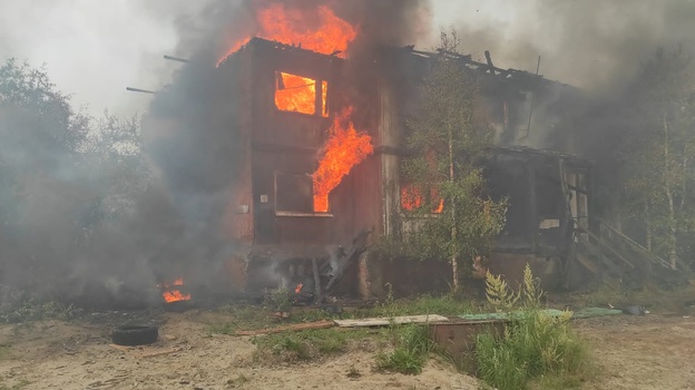 В Ноябрьске полыхал расселенный многоквартирник