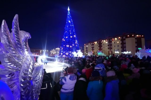 В Салехарде зажгли огни на главной городской елке