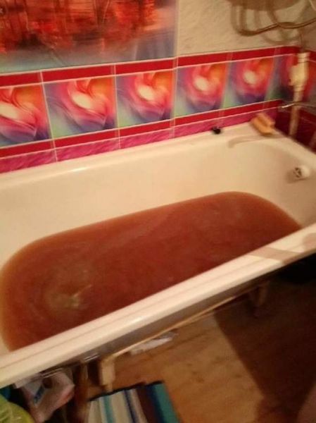 Квартира в Лабытнанги «тонет» в канализационных стоках