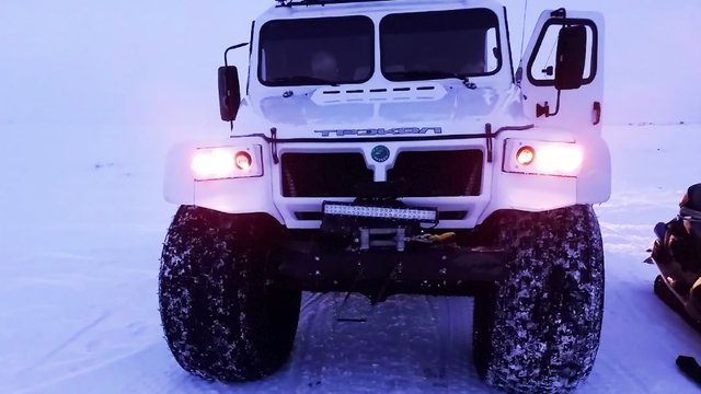 Подросток погиб, катаясь на снегоходе: он врезался в вездеход