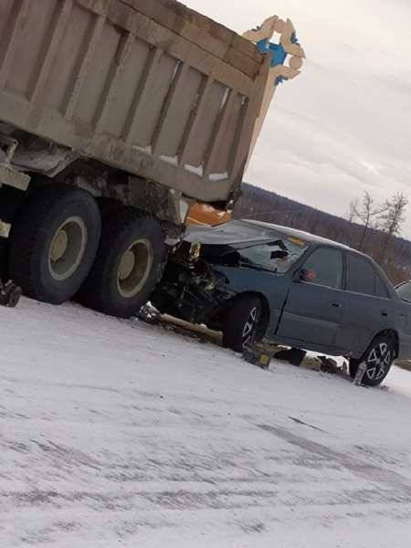 На Ямале водитель Toyota въехал в стоящий грузовик. Пострадали четыре человека