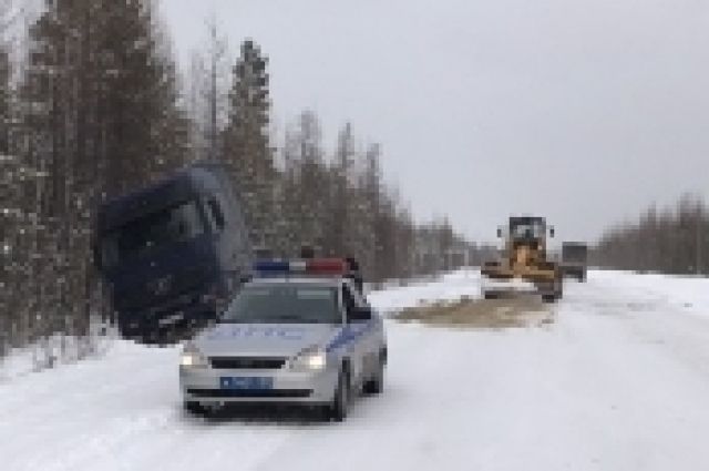 Губкинские автоинспекторы вызволили из снежного плена грузовик