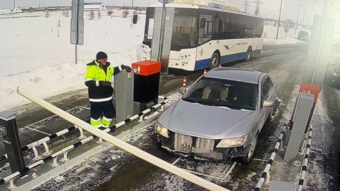 В Новом Уренгое водитель поменял номер машины, чтобы не платить за парковку