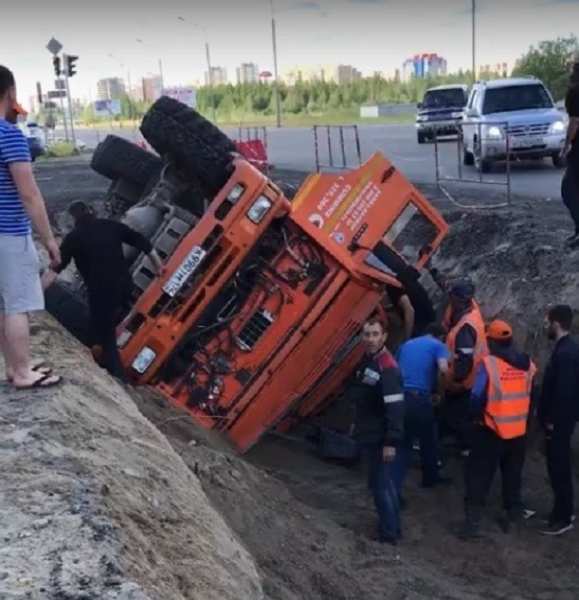 В Новом Уренгое грузовик упал в траншею