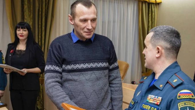 Ямальца наградили за спасение тонущего ребенка