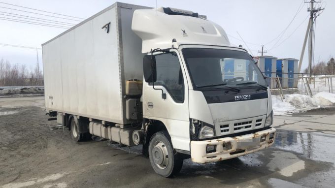 На Ямале нетрезвый мужчина «отжал» грузовик на трассе и поехал кататься