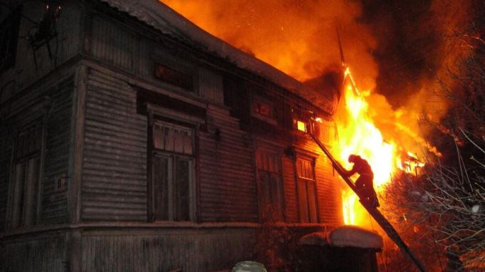В ЯНАО сотрудник Росгвардии спас из пожара пожилую женщину