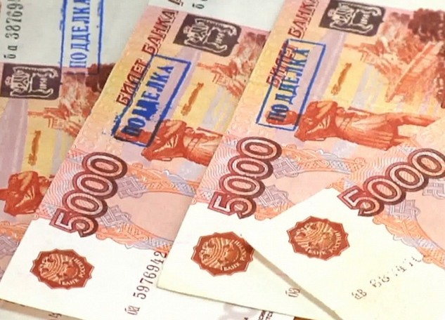 В Новом Уренгое фальшивые деньги в кассу привезли из банка