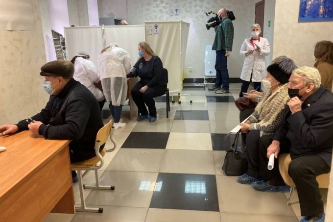 На Ямале пожилые люди активно записываются на вакцинацию