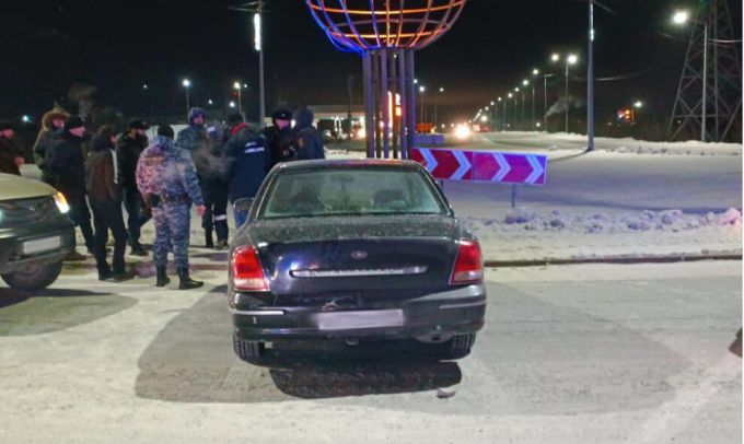 В Салехарде пьяный водитель во время погони влетел в бордюр