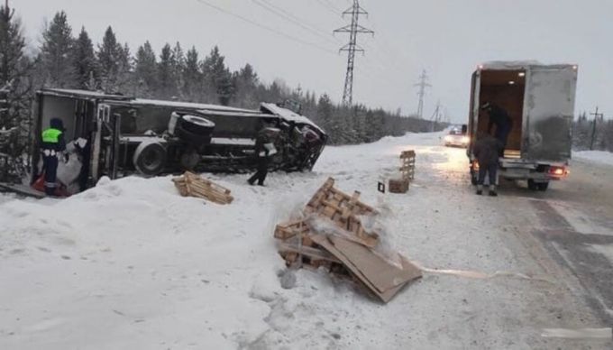 Новоуренгойские полицейские помогли вытащить грузовик из кювета