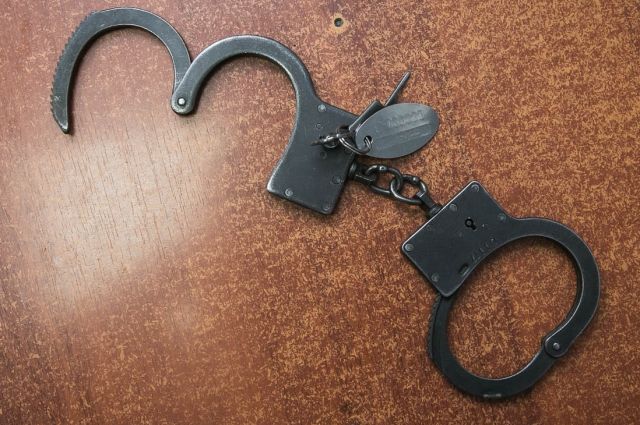 Салехардца, ударившего полицейского, заковали в наручники