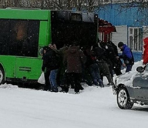 На Ямале пассажиры выталкивали застрявший в снегу автобус