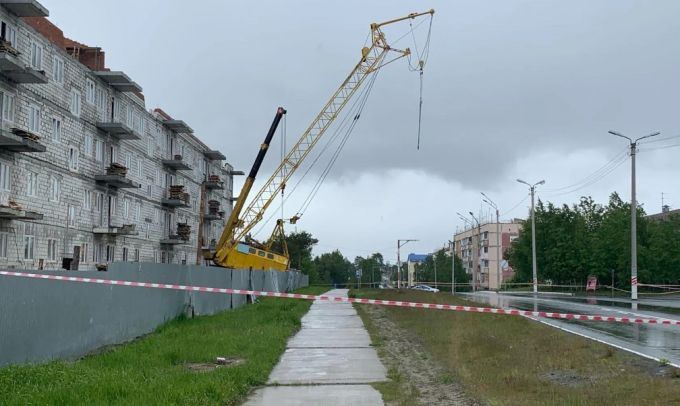 На стройплощадке в Ноябрьске едва не рухнул кран