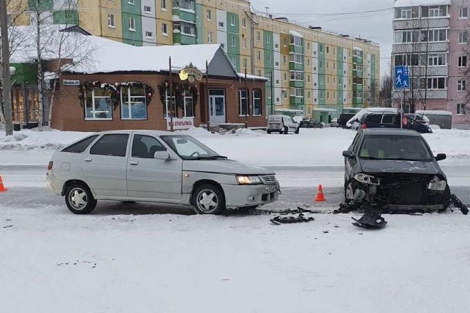 В Ноябрьске не поделили поворот две легковушки