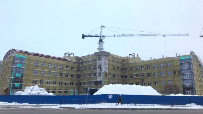 В Новом Уренгое продолжается строительство детской поликлиники и женской консультации