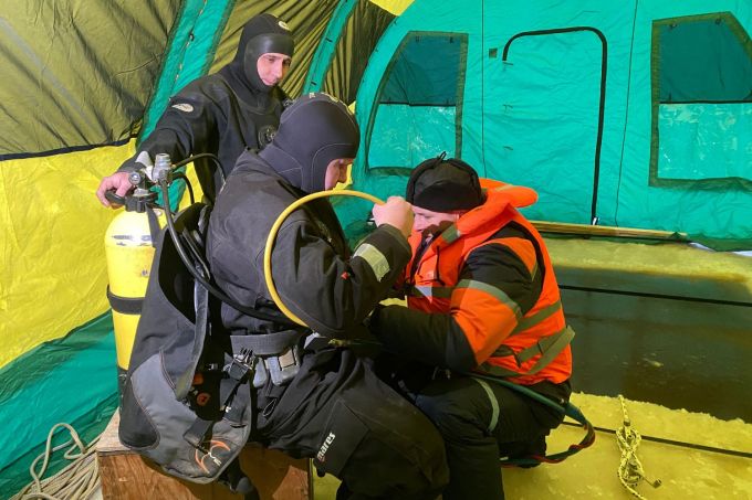 В Салехарде спасатели-водолазы вытащили коллегу из ледяной воды