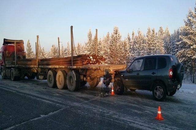 На ямальской трассе водитель «Нивы» въехал в длинномер