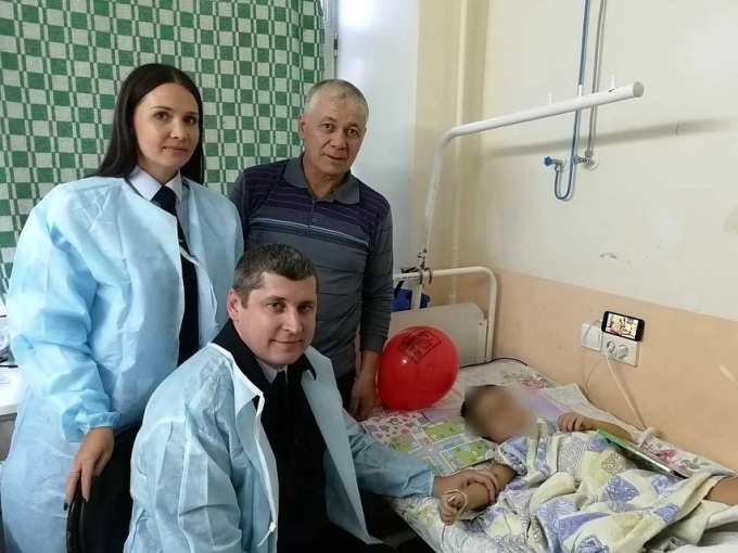 Новоуренгойские автоинспекторы навестили мальчика после серьезного ДТП