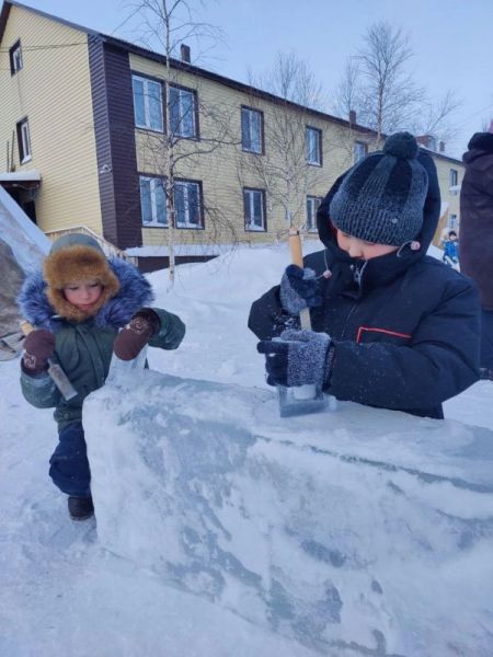 В Тарко-Сале создают ледовые шедевры под руководством народного мастера России