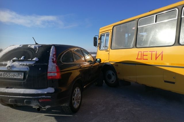 В Салехарде на перекрестке столкнулись автобус и легковушка