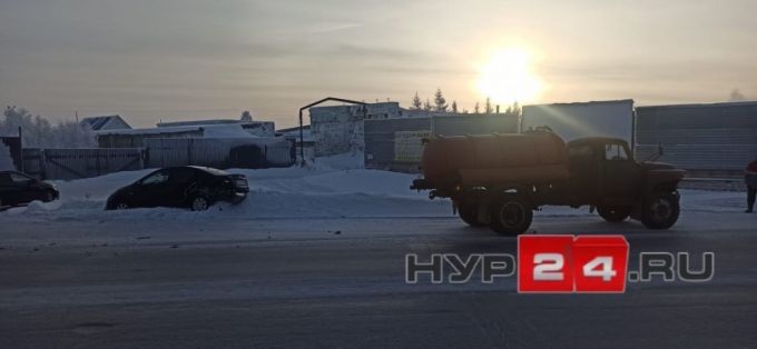 В Новом Уренгое при обгоне грузовик врезался в иномарку