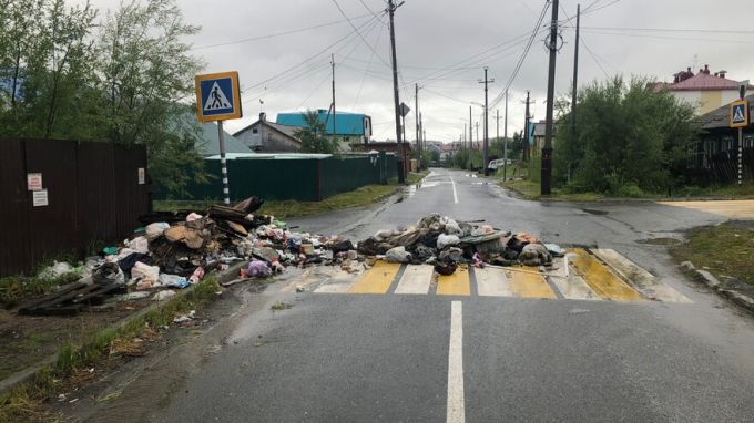 Завалили дорогу мусором.