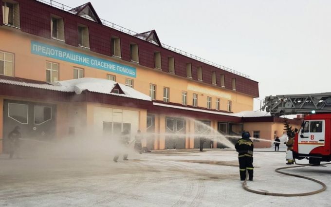 В Новом Уренгое пожарные устроили «мокрые» проводы на пенсию