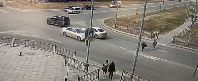В ЯНАО ребёнок попал под колёса автомобиля на пешеходном переходе