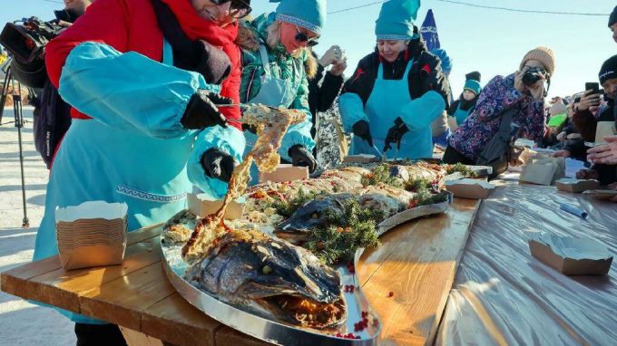 На Дне оленевода в Салехарде гостей праздника угощали каждый час новыми блюдами