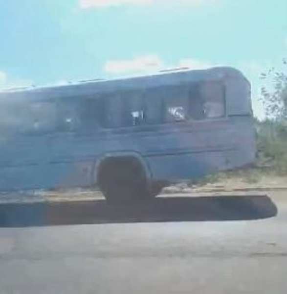 В Новом Уренгое на ходу загорелся пассажирский автобус