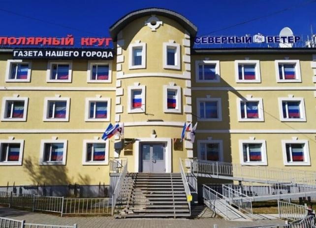 Жителям Салехарда предложили завесить окна флагами и патриотическими рисунками