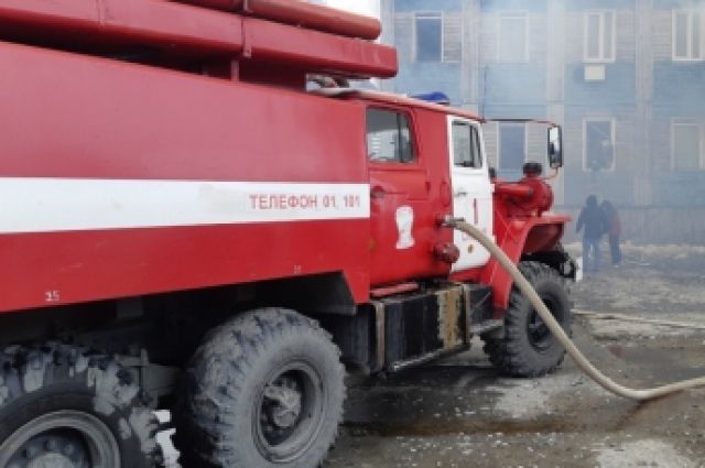 На Ямале сгорела расселенная двухэтажка