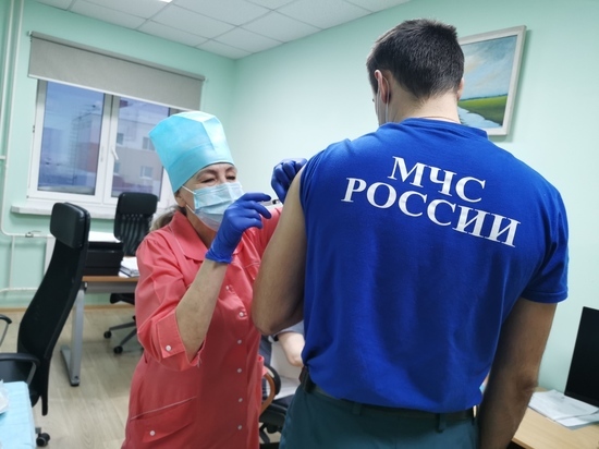 На Ямале спасатели массово ревакцинируются против коронавируса