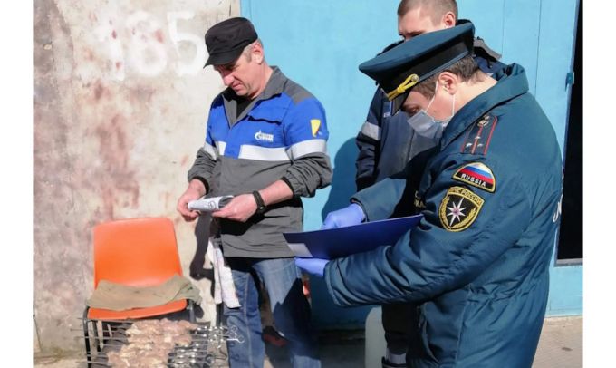 В Новом Уренгое сотрудники МЧС напомнили дачникам о пожарной безопасности